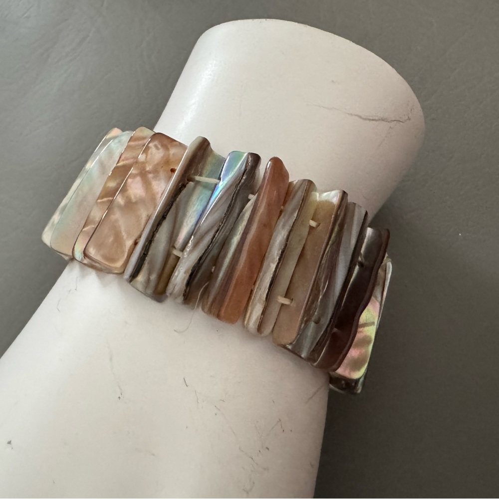 New Shell Stretch Bracelet - Picture 3 of 3